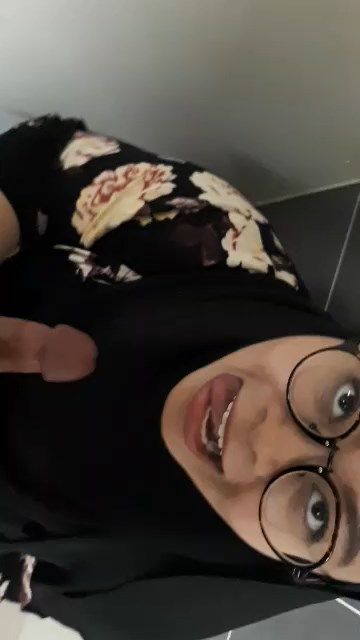 Video lucah awek tudung kacamata Aisyah Ramlan blowjob
