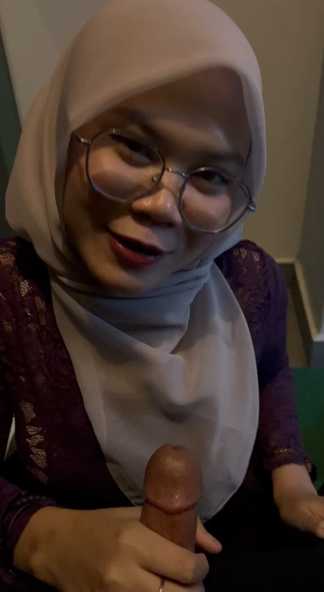 Video lucah awek tudung tiktoker malay dee blowjob di balkoni